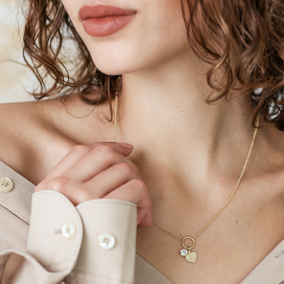 Elegáns nő ezüst Swarovski nyakláncot visel, szív medállal, amely spirituális üzenetet hordoz.